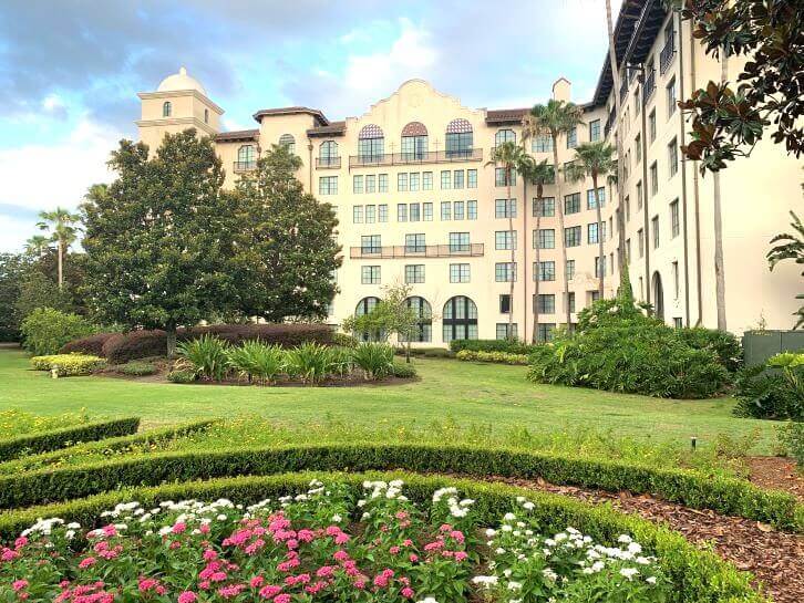 walk way to universal studios from hard rock hotel