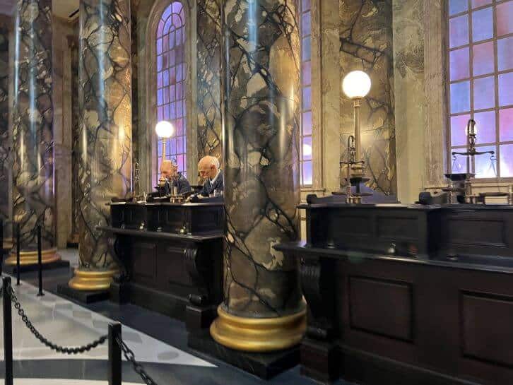 inside queue of escape from gringotts