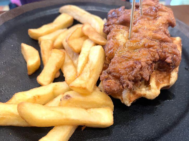 chicken and waffles at meteor astropub